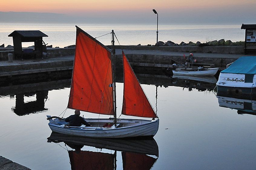 Unter roten Segeln - Heimkehr in den Hafen von Teglkås, Bornholm