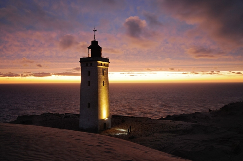 Der verlassene Leuchtturm in der Düne am Abend.