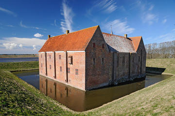 Spøttrup Middelalderborg, mit Badelandschaft drumrum.